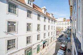 Spacious and Bright Apartment in Cais Sodre