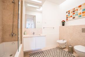 Spacious and Bright Apartment in Cais Sodre