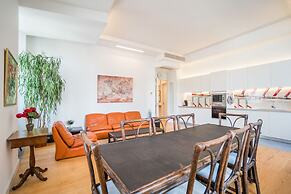 Spacious and Bright Apartment in Cais Sodre