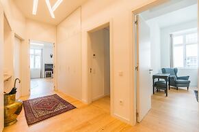 Spacious and Bright Apartment in Cais Sodre