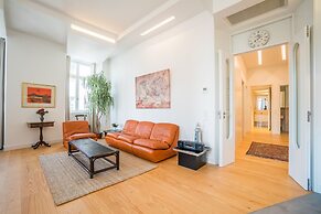 Spacious and Bright Apartment in Cais Sodre