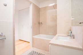 Spacious and Bright Apartment in Cais Sodre