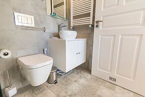 Spacious Graça River View Apartment