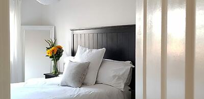 Bright & Modern 2BR Apartment Parking