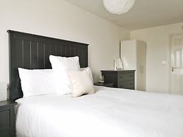 Bright & Modern 2BR Apartment Parking