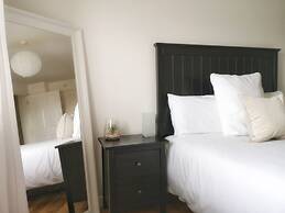 Bright & Modern 2BR Apartment Parking