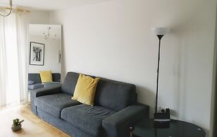 Bright & Modern 2BR Apartment Parking