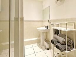 Central Spacious & Stylish Apartment