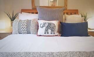 Central Spacious & Stylish Apartment