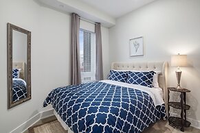 Bright 3 Bedroom + Rooftop Views