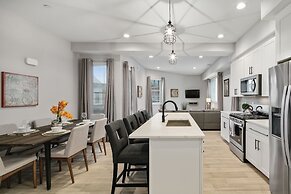 Bright 3 Bedroom + Rooftop Views