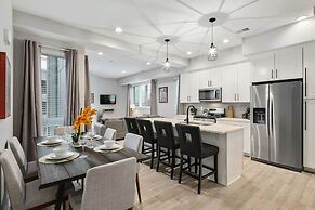 Bright 3 Bedroom + Rooftop Views