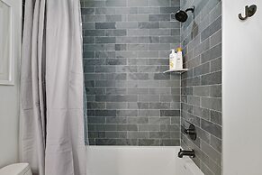 Bright 3 Bedroom + Rooftop Views