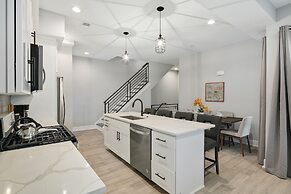 Bright 3 Bedroom + Rooftop Views