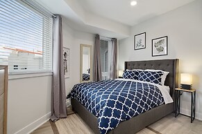 Bright 3 Bedroom + Rooftop Views