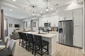 Bright 3 Bedroom + Rooftop Views