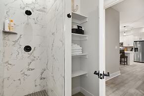 Bright 3 Bedroom + Rooftop Views