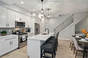 Bright 3 Bedroom + Rooftop Views