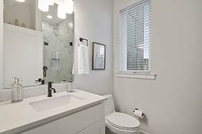 Bright 3 Bedroom + Rooftop Views