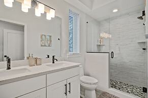 Bright 3 Bedroom + Rooftop Views