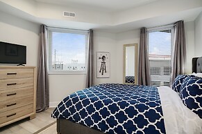 Bright 3 Bedroom + Rooftop Views