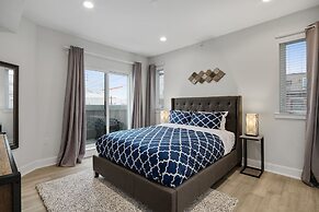 Bright 3 Bedroom + Rooftop Views