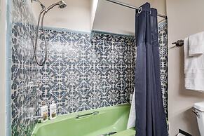 4 BD 2.5 Baths! Steps Away From Liberty Bell!