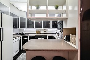 4 BD 2.5 Baths! Steps Away From Liberty Bell!