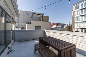 Majestic Nolibs Retreat - Roof Deck and Balcony