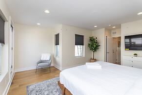 Majestic Nolibs Retreat - Roof Deck and Balcony