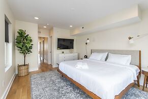 Majestic Nolibs Retreat - Roof Deck and Balcony