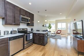 Majestic Nolibs Retreat - Roof Deck and Balcony