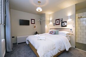 The Warwick by Aura Collection