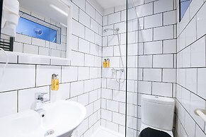 The Warwick by Aura Collection