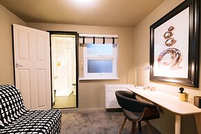 The Warwick by Aura Collection