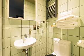 The Warwick by Aura Collection