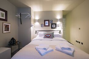 The Warwick by Aura Collection