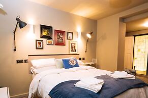 The Warwick by Aura Collection