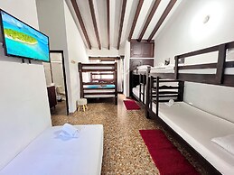 Green Door Boutique - Hostel