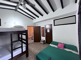 Green Door Boutique - Hostel