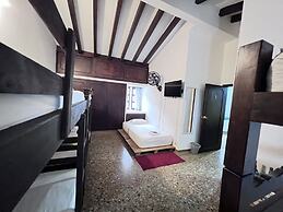 Green Door Boutique - Hostel