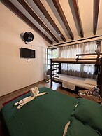 Green Door Boutique - Hostel