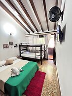 Green Door Boutique - Hostel