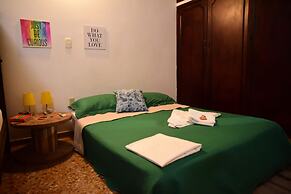 Green Door Boutique - Hostel