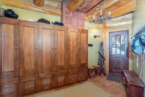 Hilltop Hideaway - Expansive Views From This Private Estate, Hot Tub,