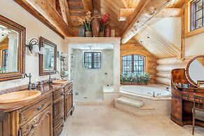 Hilltop Hideaway - Expansive Views From This Private Estate, Hot Tub,