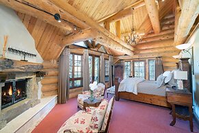 Hilltop Hideaway - Expansive Views From This Private Estate, Hot Tub,