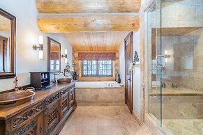 Hilltop Hideaway - Expansive Views From This Private Estate, Hot Tub,