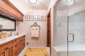 Hilltop Hideaway - Expansive Views From This Private Estate, Hot Tub,