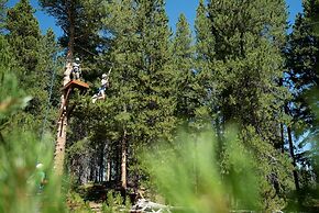 Vintage Studio- Private Balcony Studio Bedroom Condo - No Cleaning Fee